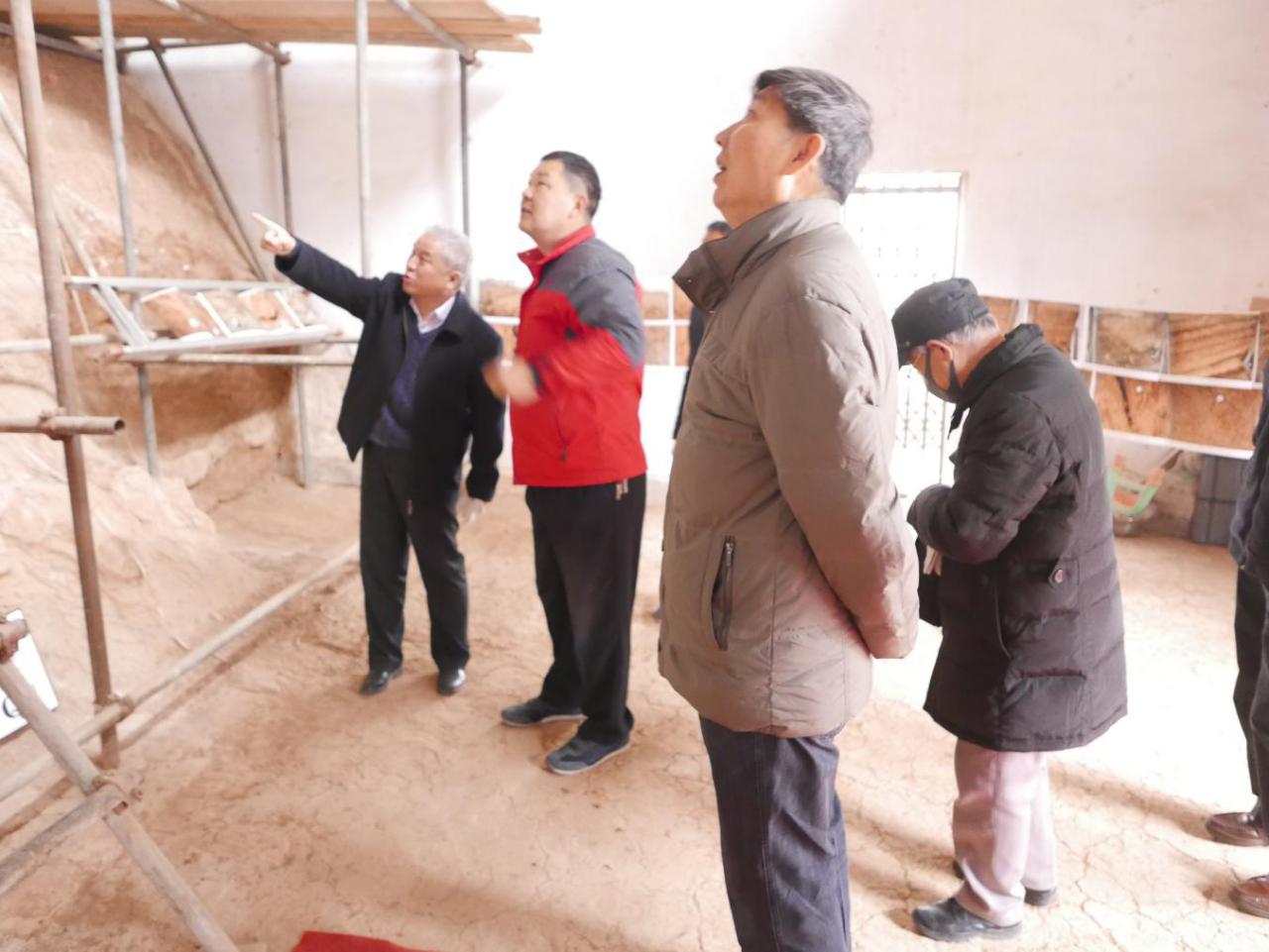 专家以及参会人员前往项目现场进行了考察.jpg 专家以及参会人员前往项目现场进行了考察.jpg