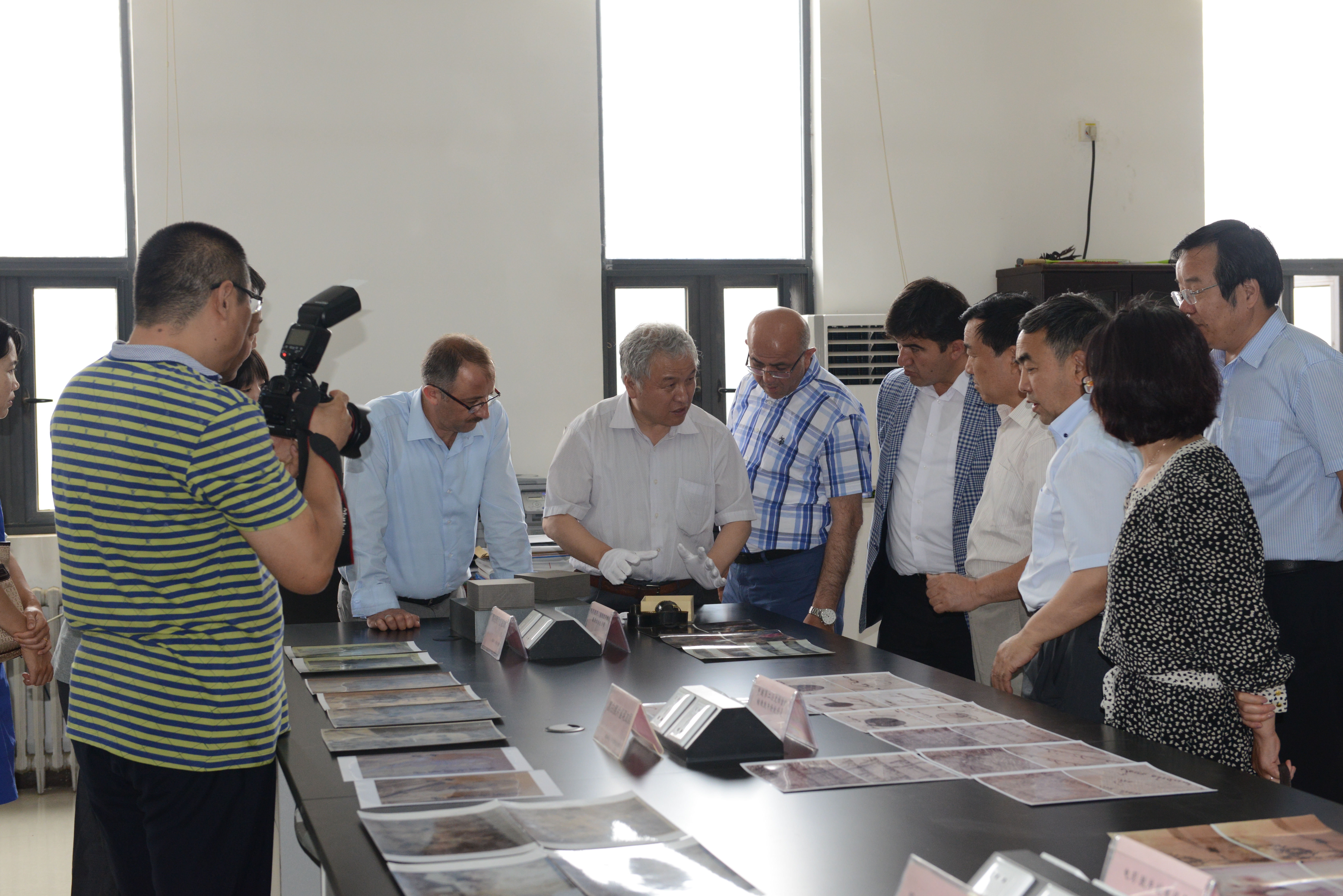 E:\网站建设\首页新闻动态\2015-6-20土耳其国家档案总局局长访问我中心\土耳其国家档案总局局长访问我中心\参观影像档案修复现场.JPG