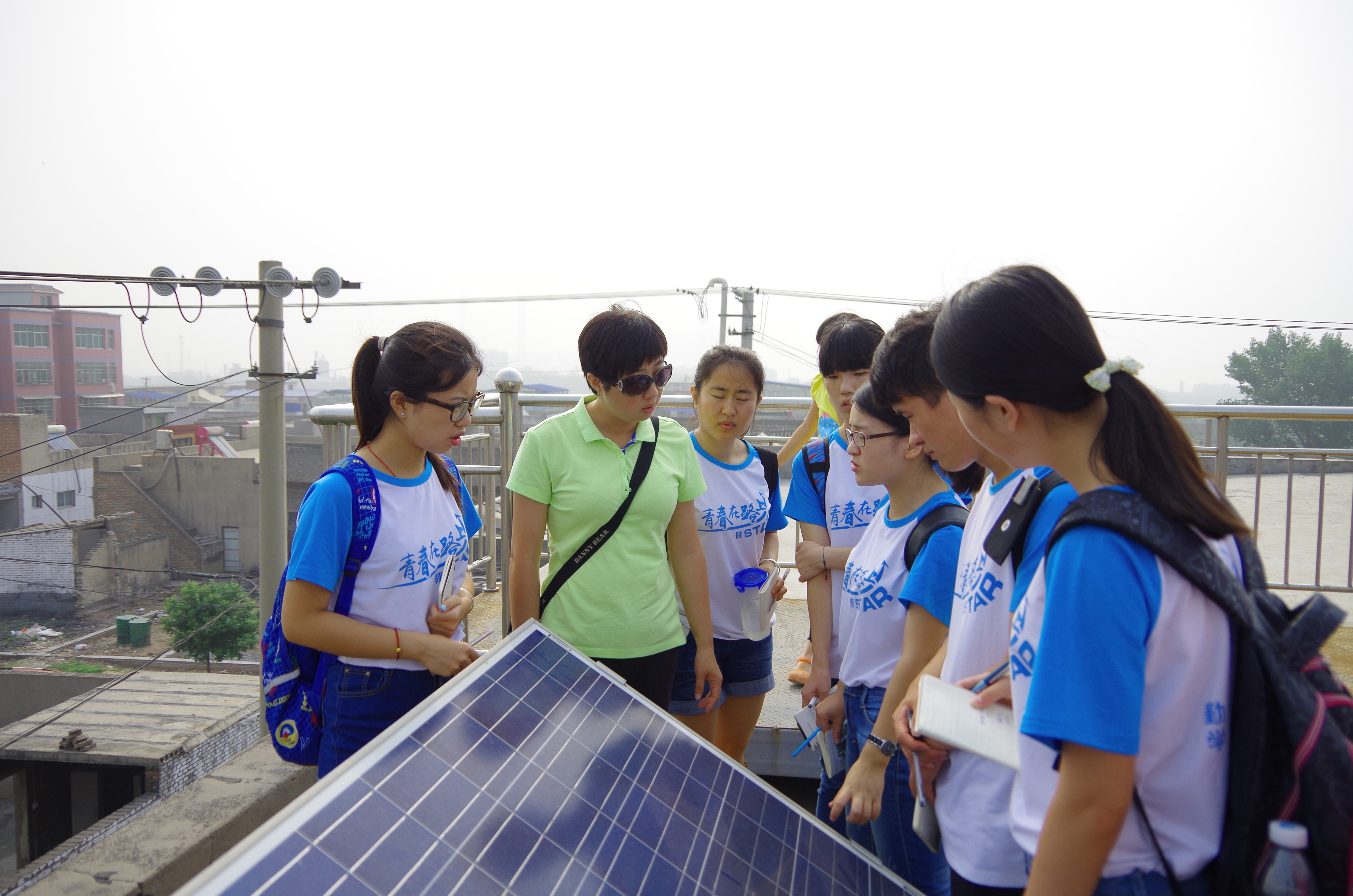 参观太阳能板.JPG 参观太阳能板.JPG