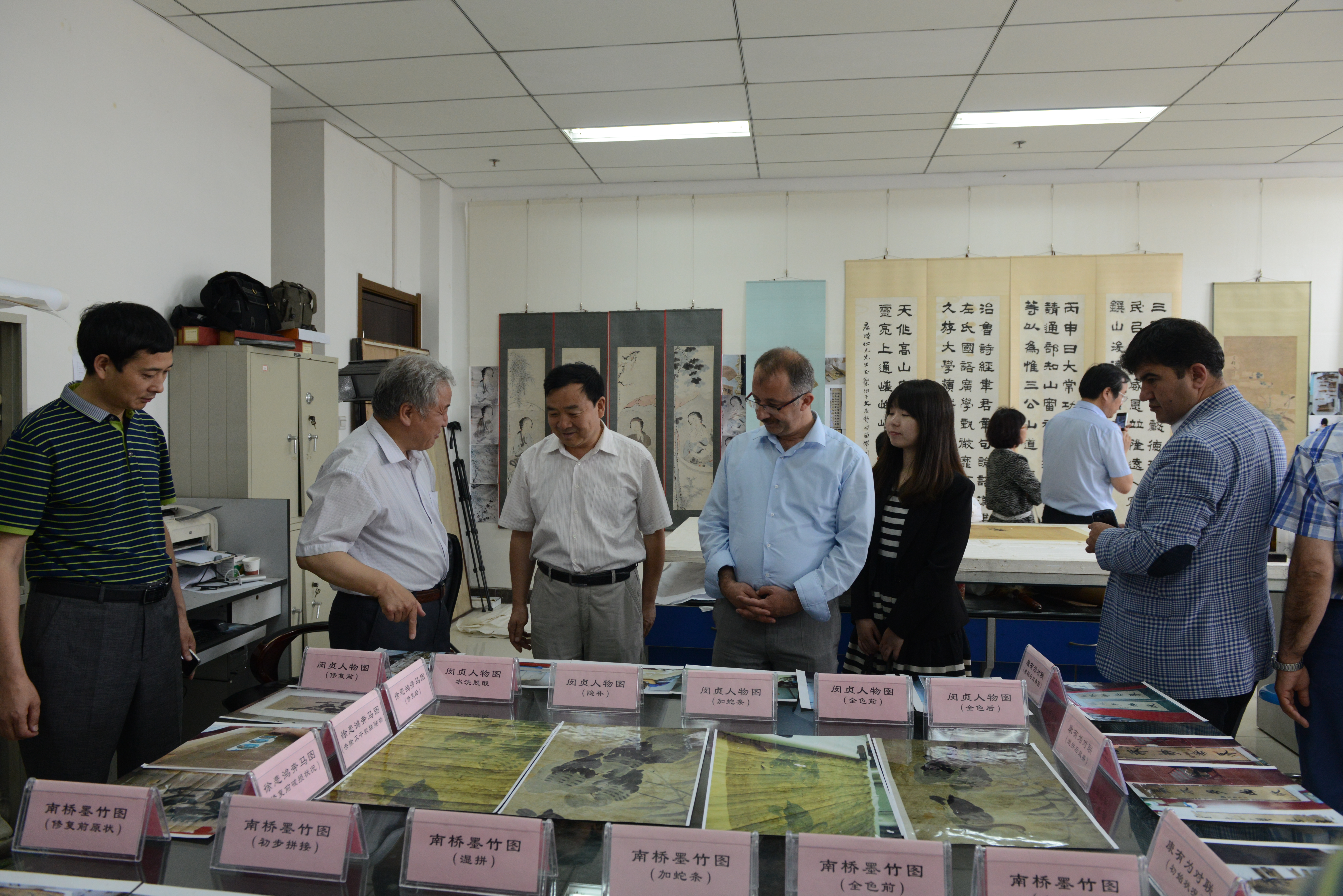 E:\网站建设\首页新闻动态\2015-6-20土耳其国家档案总局局长访问我中心\土耳其国家档案总局局长访问我中心\参观古旧字画修复现场（左4为乌葛?尤耐尔局长，左3为王建领局长）.JPG