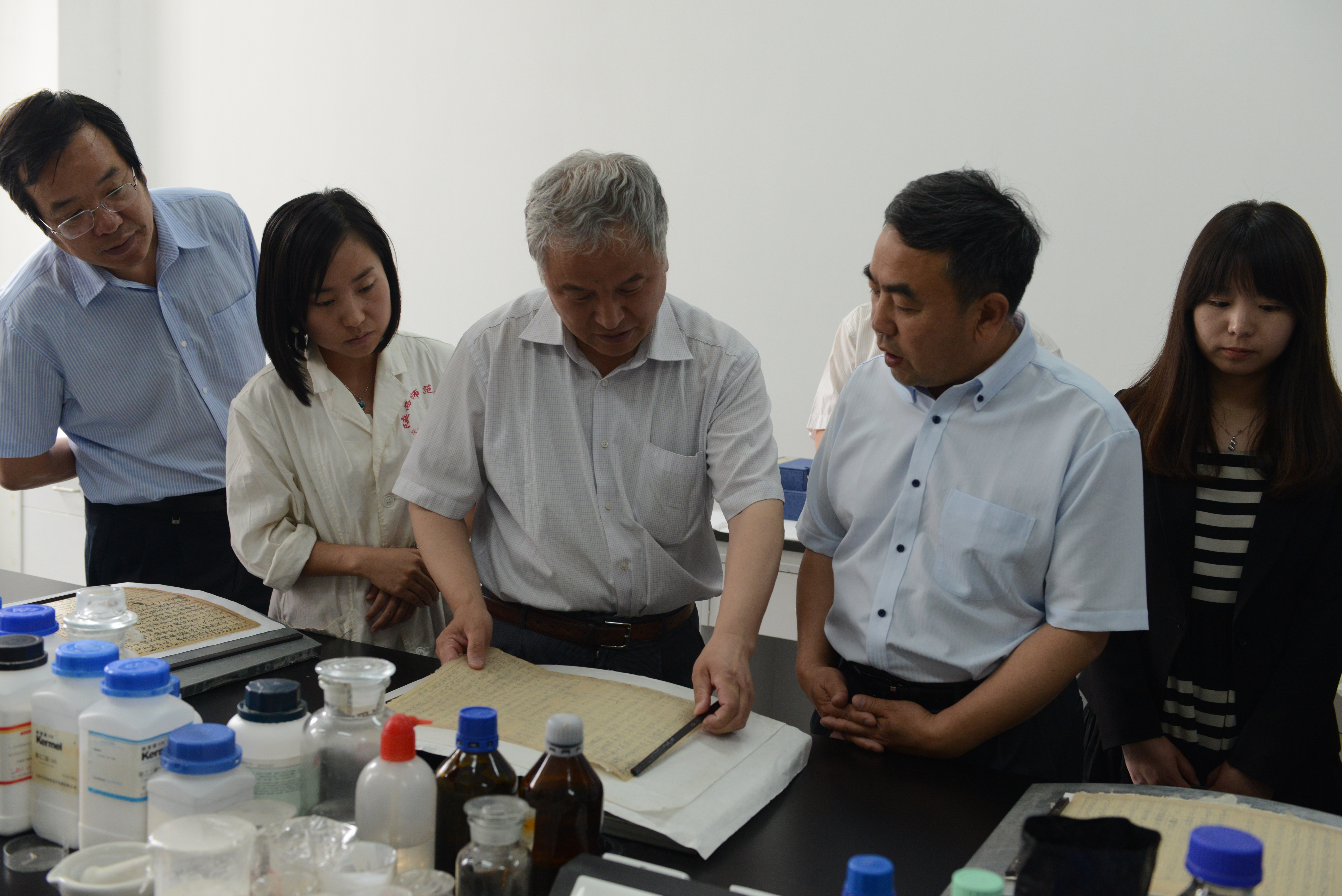 E:\网站建设\首页新闻动态\2015-6-20土耳其国家档案总局局长访问我中心\土耳其国家档案总局局长访问我中心\参观古籍善本修复现场（右2为杨继波副局长）.JPG